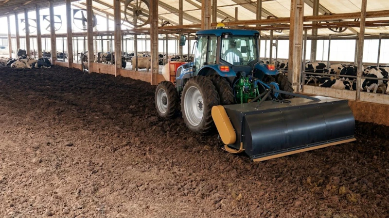 Warm dry compost barn surface created by DESTROYER 80 cm deep stirring – the result of full-depth aeration throughout the entire composting pack